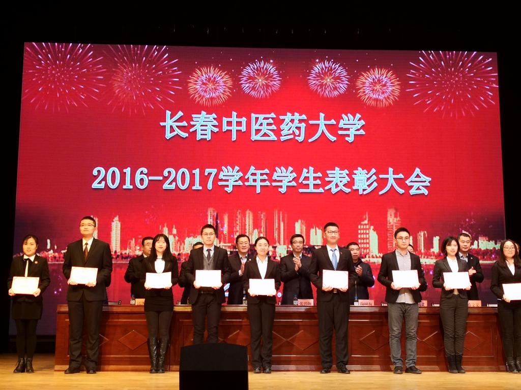 王煜(左一)作获奖代表上台领奖